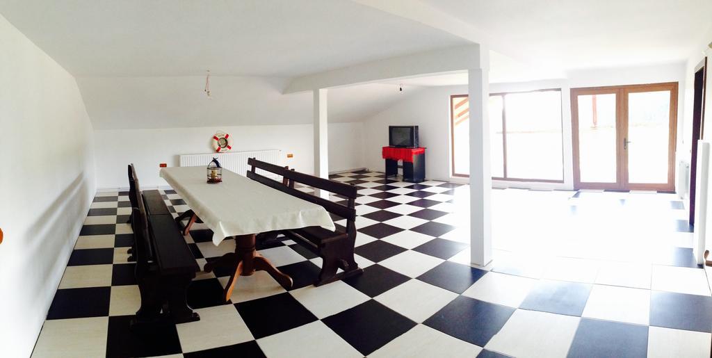 ホテル Casa Renti Novaci-Străini エクステリア 写真