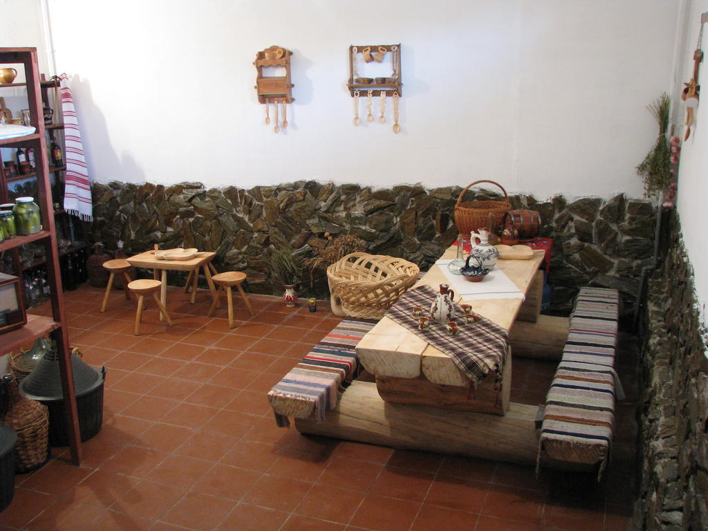 ホテル Casa Renti Novaci-Străini エクステリア 写真